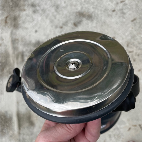 Le Creuset tea kettle - Picture 10 of 11